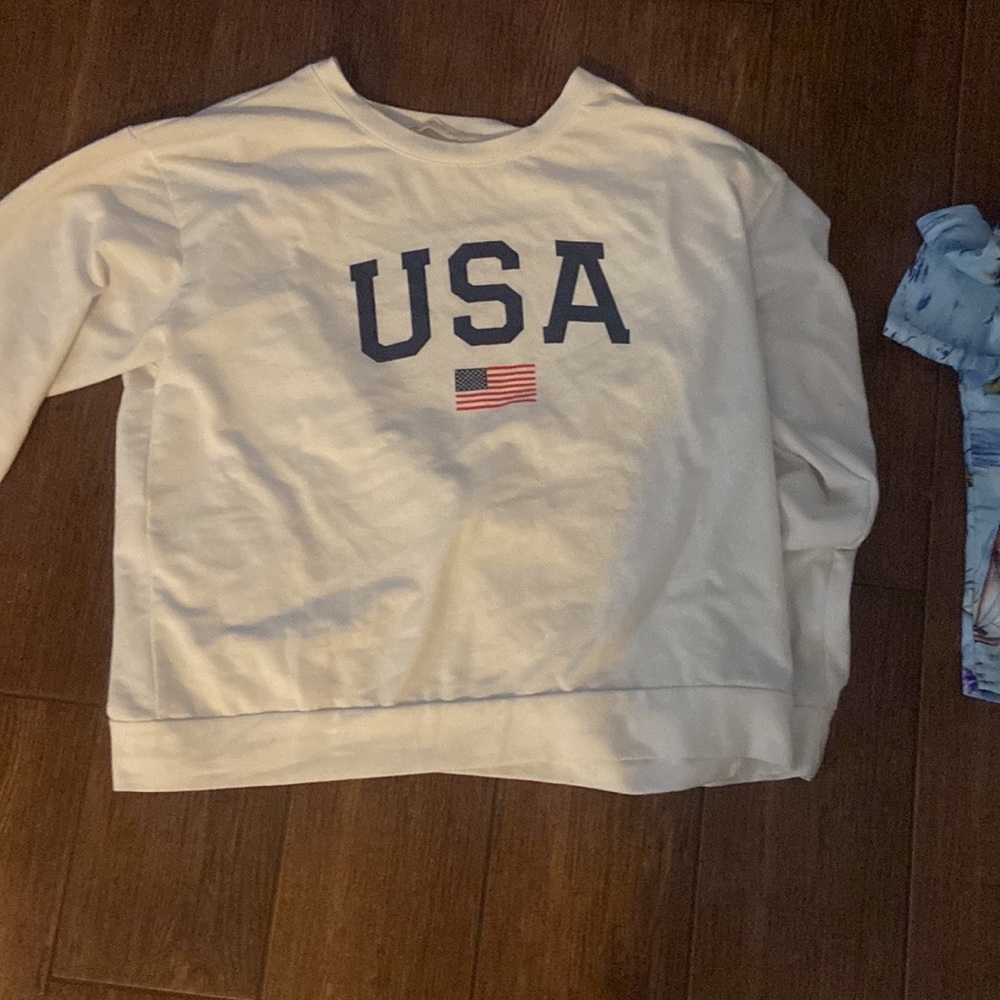 USA white pullover sweatshirt
